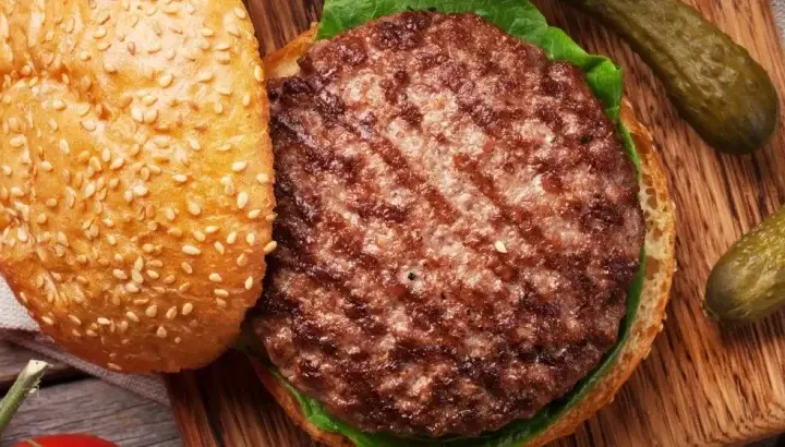 Jakie mięso na burgera? Odkryj najlepsze opcje dla smaku i soczystości