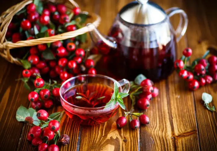 Domowa herbata z dzikiej róży - prosty przepis na naturalny napój