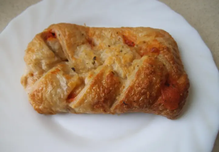 Przepis na ciasto francuskie z pomidorami i mozzarellą z Biedronki
