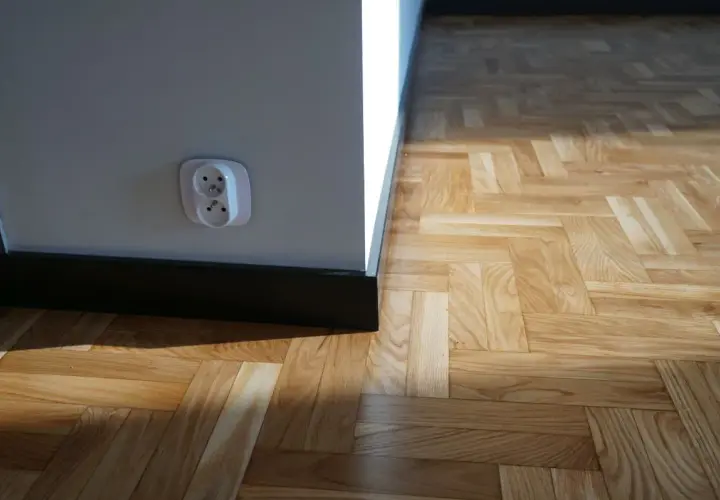 Jakie listwy przypodłogowe do parkietu wybrać, by uniknąć błędów?
