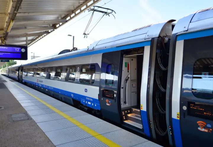 Pociąg PKP Intercity na peronie, tablica informacyjna pokazuje odjazd do Krakowa. Czekam na pociąg, mam nadzieję, że nie będzie awarii PKP.