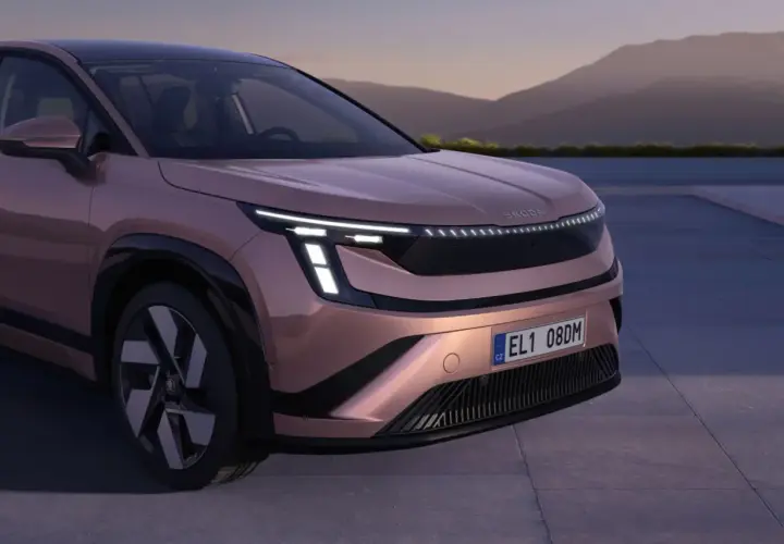 Nowy skoda suv w kolorze miedzianym, z futurystycznymi światłami LED i czarnymi akcentami, prezentuje się elegancko na tle górskiego krajobrazu.