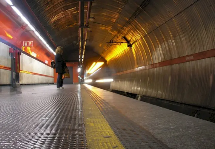 Stazione metro Spagna, Roma. Ideale per chi cerca dove parcheggiare a Roma vicino metro e vuole esplorare la città comodamente.