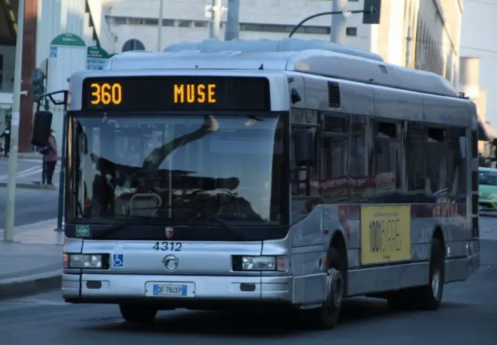 Autobus 360 Muse a Piazza Fiume, Roma, vicino alla metro.