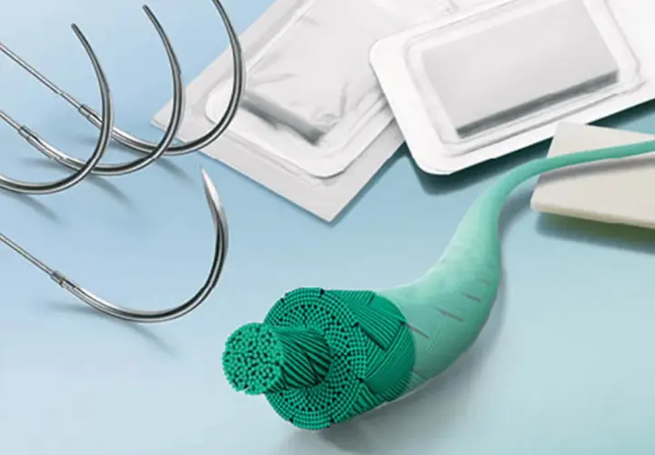 Aiguilles chirurgicales et fil de suture non résorbable, prêt à rester dans la plaie pour une guérison optimale.
