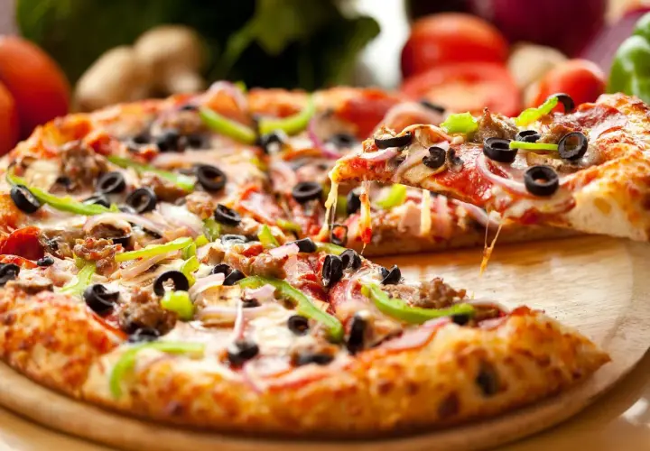 Idealny dzień pizzy! Gorąca, ciągnąca się pizza z mnóstwem dodatków: oliwkami, papryką, cebulą i mięsem.