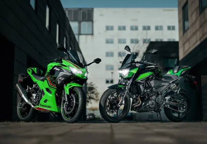 Dos Kawasaki verdes, una Ninja y una Z, listas para la acción. Consulta la kawasaki z400 ficha técnica para conocer sus detalles.
