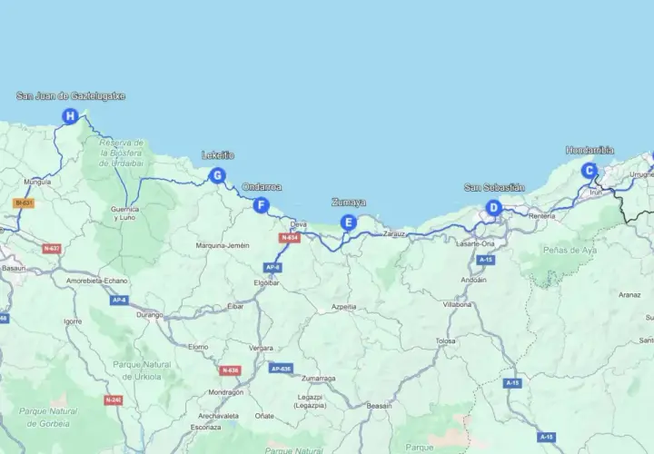 Mapa de rutas por el norte de España, mostrando la costa vasca desde San Juan de Gaztelugatxe hasta Biarritz, con puntos clave como Bilbao, San Sebastián y parques naturales.