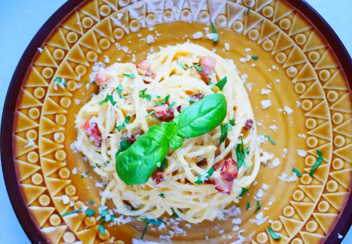Penne Carbonara: Autentyczny przepis bez śmietany uniknij błędów!