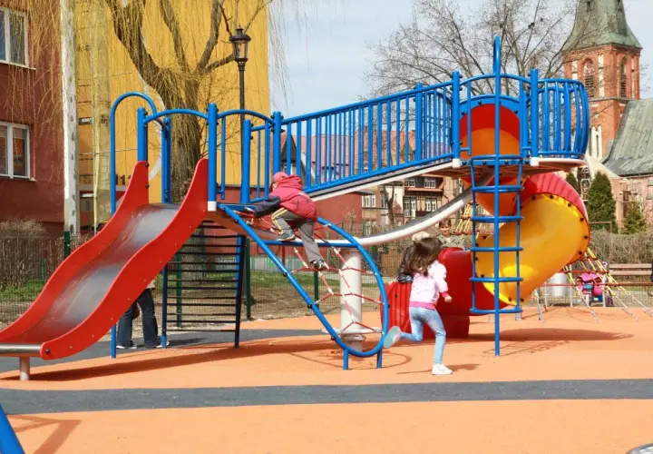 Kolorowy plac zabaw w Ełku oferuje mnóstwo atrakcji dla dzieci: zjeżdżalnie, ścianki wspinaczkowe i tunele. Radość maluchów gwarantowana!