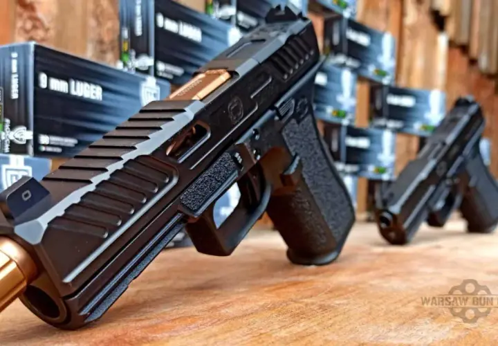 Pistolet 9 mm Luger, gotowy do użycia po uzyskaniu pozwolenia na broń. W tle pudełka z amunicją.