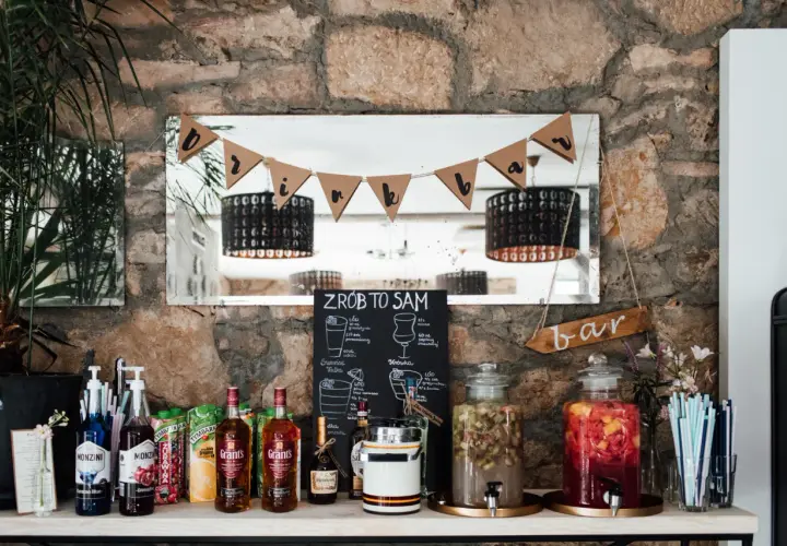 Jak stworzyć wyjątkowy drink bar na wesele DIY, który zachwyci gości