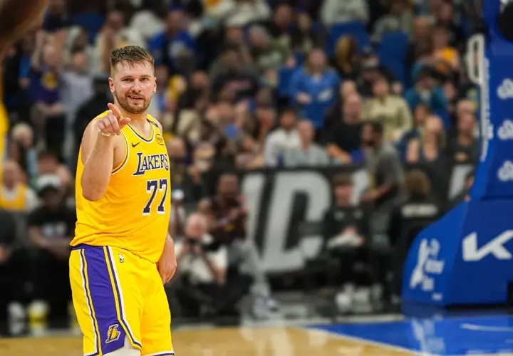 Koszykarz w żółtej koszulce Lakers z numerem 77, wskazujący palcem. Czy to już wiek, w którym Luka czuje się jak legenda?