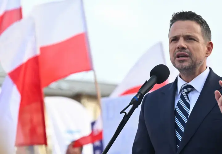 Rafał Trzaskowski przemawia na tle biało-czerwonych flag. Czy to powód, dlaczego Rafał Trzaskowski traci poparcie wewnątrz KO jako kandydat na prezydenta?