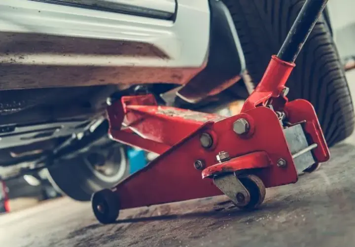 Jak podnieść auto na lewarku bezpiecznie i uniknąć wypadków