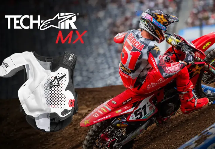 Buzer Alpinestars Tech-Air MX chroni zawodnika podczas wyścigów. Widoczny motocyklista w czerwonym stroju z numerem 51.