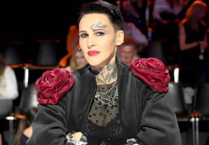 Chylińska z córką, w czarnej, ozdobnej kreacji z czerwonymi różami na ramionach, prezentuje swój charakterystyczny styl.