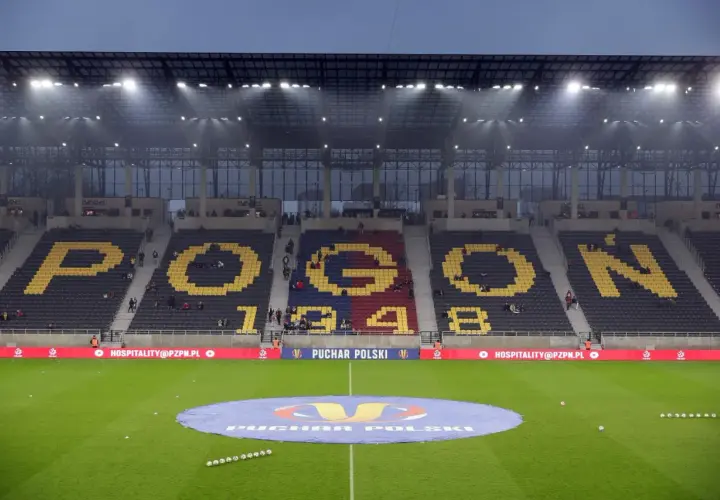 Stadion z napisem POGOŃ 1948 na trybunach. Piast Gliwice – Pogoń Szczecin.