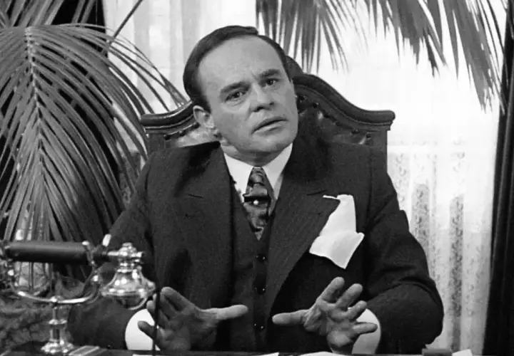 Wojciech Pszoniak jako Nikodem Dyzma w "Karierze Nikodema Dyzmy". Jego obsada to klucz do sukcesu tej kultowej roli.