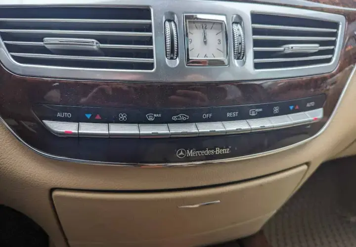 Panel de control del aire acondicionado de un Mercedes-Benz con botones para resetear el sistema.