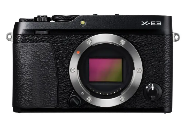 Elegancki aparat Fujifilm X-E3 z obiektywem, gotowy do uchwycenia wyjątkowych chwil.