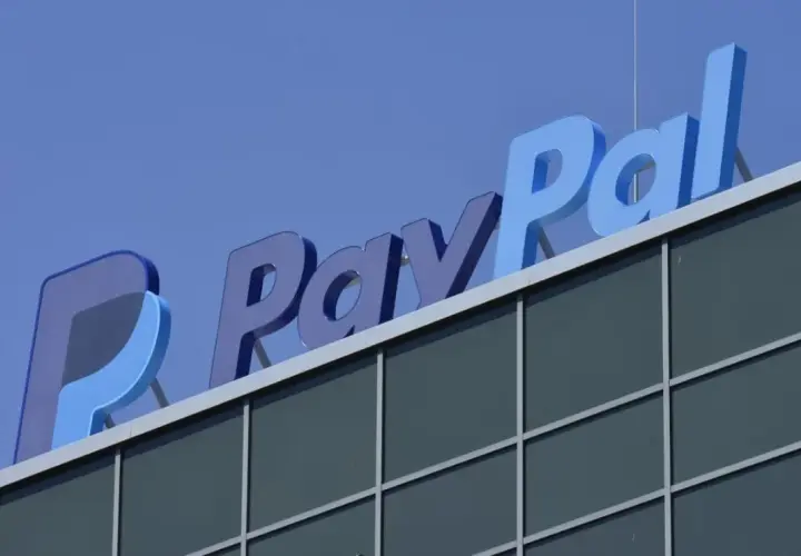 Logo PayPal na budynku. Dowiedz się, jak płacić PayPalem, korzystając z tej globalnej platformy płatności.