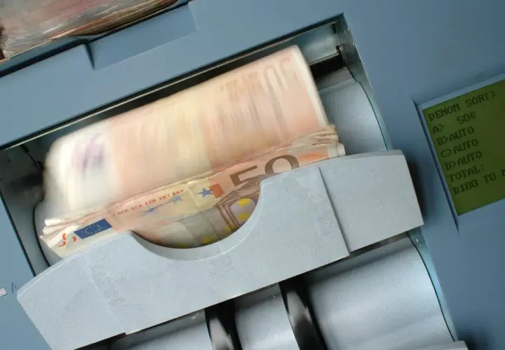 Maszyna liczy banknoty euro. Może to być pomocne przy rozliczaniu niemieckiego PIT, gdy trzeba udokumentować dochody.