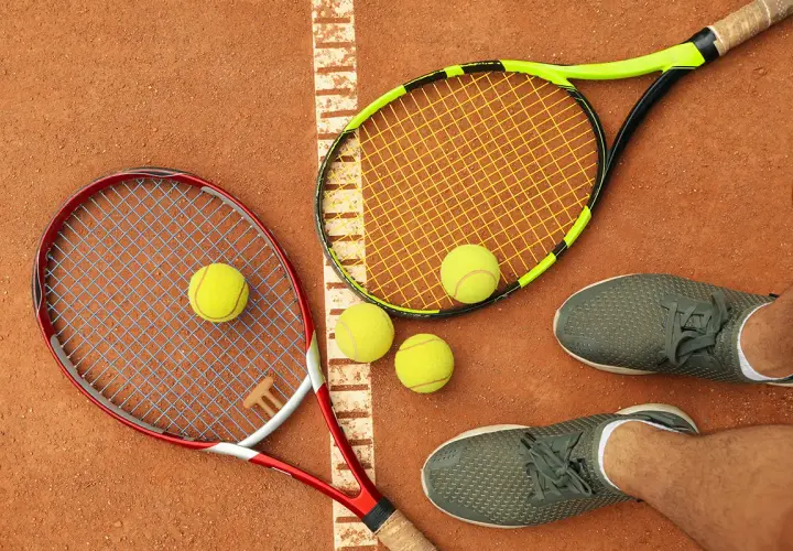 Dwie rakiety tenisowe i cztery piłki na korcie ziemnym. Czas na tie-break, decydującą rozgrywkę!