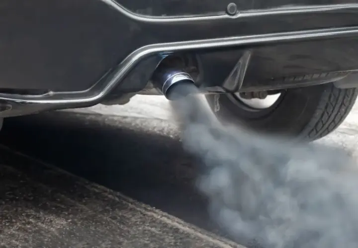 El coche emite humo negro por el escape, indicando que se puede circular con el turbo roto, pero no es recomendable.