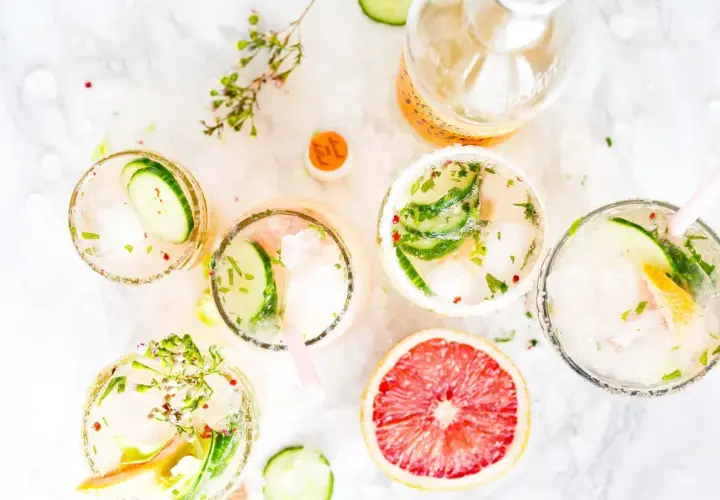 Orzeźwiające drinki z Cointreau, ogórkiem i miętą, podane na lodzie. Idealne na letnie popołudnie.