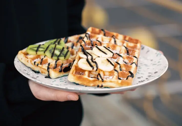 Pyszne gofry belgijskie z bananem i kiwi, polane czekoladą. Idealne na śniadanie, gdy szukasz przepisu na gofry belgijskie.