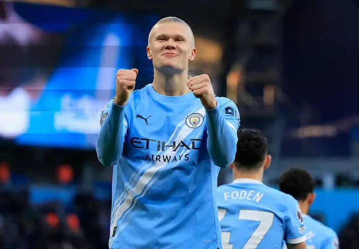 Erling Haaland świętuje po udanym haaland transferze do Manchesteru City.