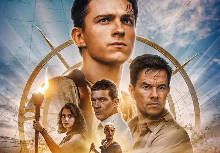 Plakat filmu "Uncharted" z Tomem Hollandem, Markiem Wahlbergiem i Antonio Banderasem. W tle mapa świata i kompas.