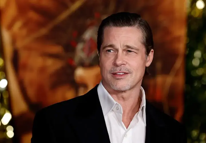 Brad Pitt w czarnym garniturze i białej koszuli, z lekkim zarostem. Wygląda jakby zastanawiał się, kiedy urodził się Brad Pitt.