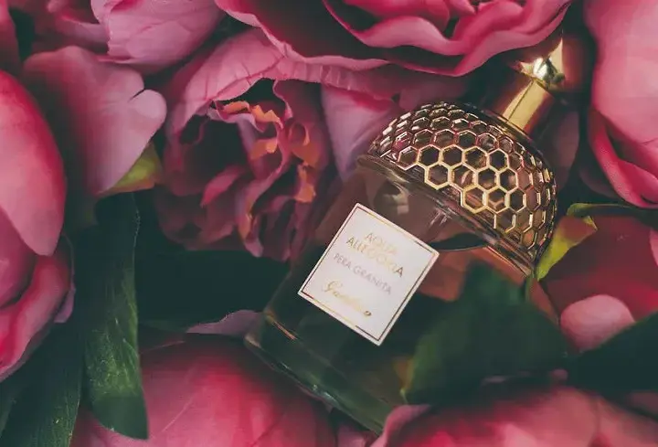 Czym się różni woda toaletowa od wody perfumowanej – poznaj kluczowe różnice