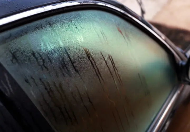 Gotas de condensación cubren el parabrisas, dificultando la visibilidad. Es hora de desempañar cristales coche para un viaje seguro.