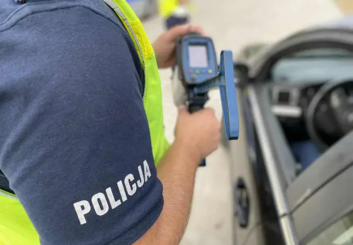 Policjant mierzy prędkość. Zastanawiasz się, ile można mieć punktów karnych za przekroczenie?