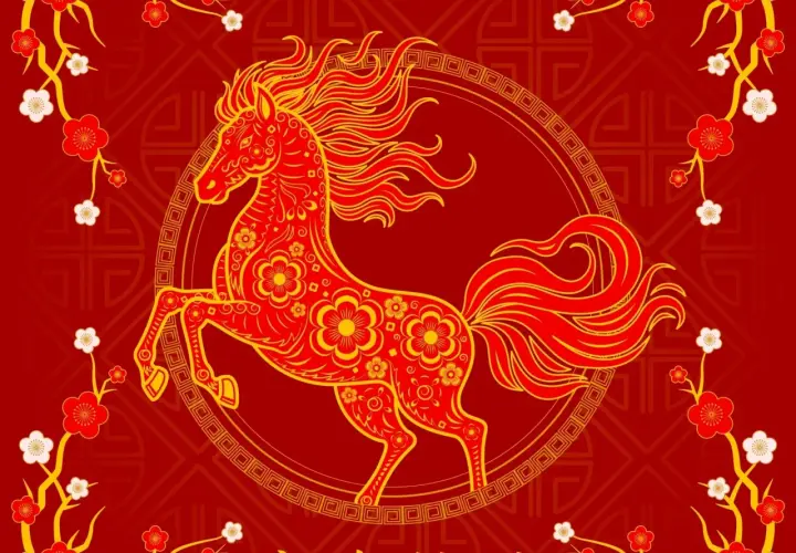 Caballo rojo y dorado, símbolo del horóscopo chino 2026, rodeado de flores de cerezo sobre fondo rojo festivo.