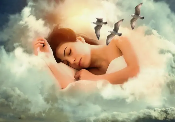 Una mujer duerme rodeada de nubes, como si soñara con mi abuela fallecida. Tres pájaros vuelan sobre ella.