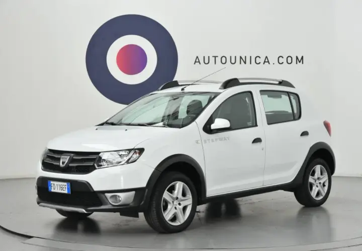 Dacia Sandero 1500 diesel Stepway bianca, pronta per ogni avventura.