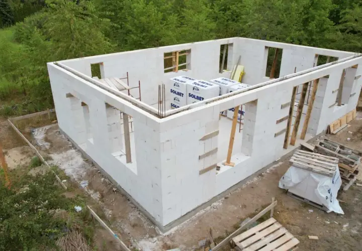 Budowa domu z bloczków z betonu komórkowego, widok z góry.