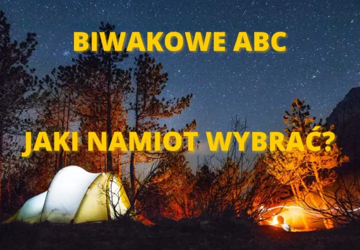 Nocne biwakowanie pod rozgwieżdżonym niebem. Jak wybrać namiot, by noc była udana? Dwa oświetlone namioty w lesie.