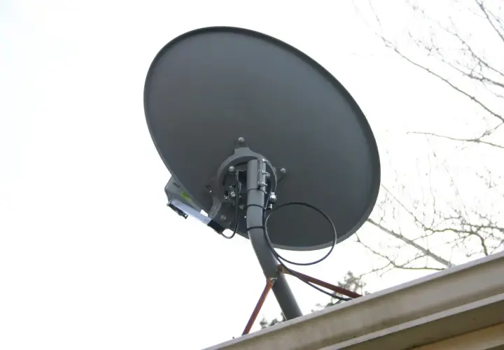 Antena satelitarna nc+ z widocznym konwerterem. Podpowiadamy, jak ustawić jakość sygnału nc+.