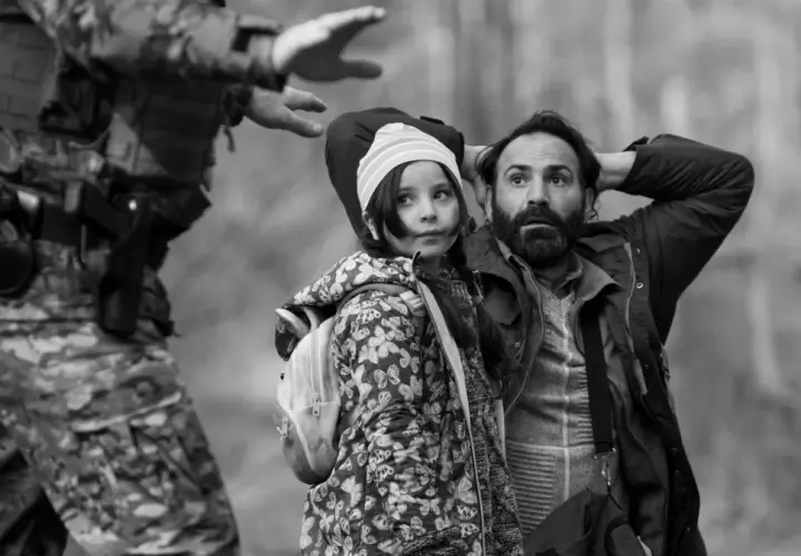 Ojciec z córką, zatrzymani przez strażnika na zielonej granicy. Scena z filmu, która wywołała wiele recenzji.