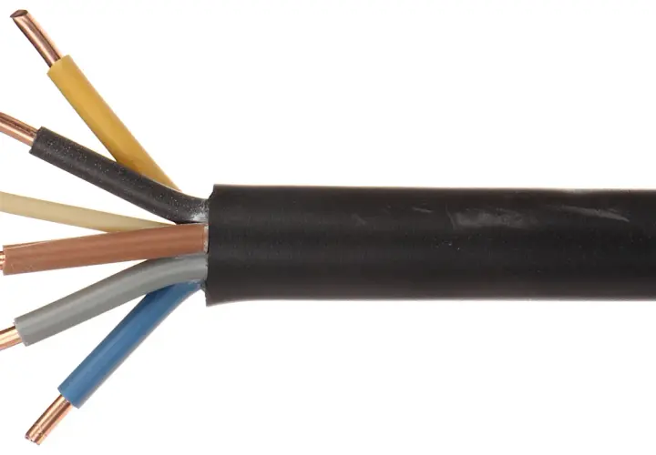 Sześciu żyłowy kabel yky 3x6 z miedzianymi przewodami w izolacjach: żółtej, czarnej, beżowej, brązowej, szarej i niebieskiej.