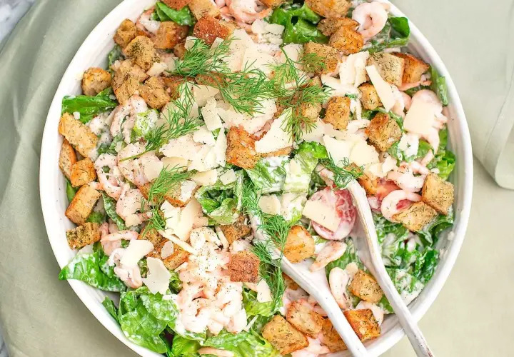 En härlig caesarsallad med räkor, krutonger och parmesan. Ett perfekt caesarsallad recept för en lätt lunch.