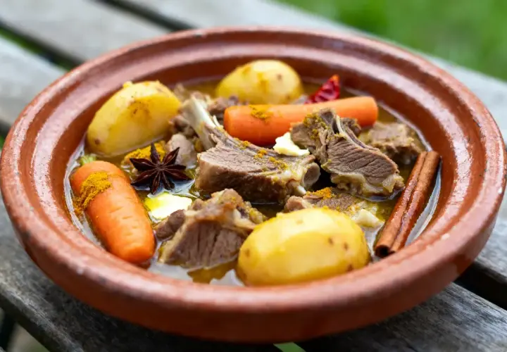 Navarin d'agneau cocotte en fonte, un plat mijoté aux carottes, pommes de terre, anis étoilé et bâton de cannelle.