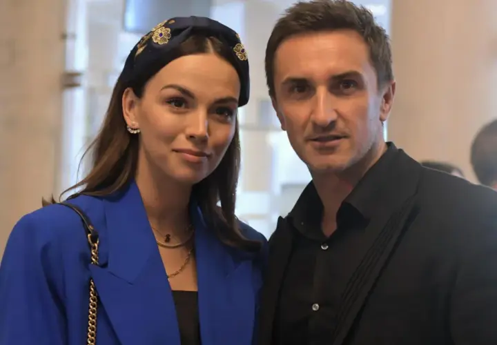 Paulina Krupińska w niebieskiej marynarce i Sebastian Fabijański na evencie. Ile lat ma Paulina Krupińska?