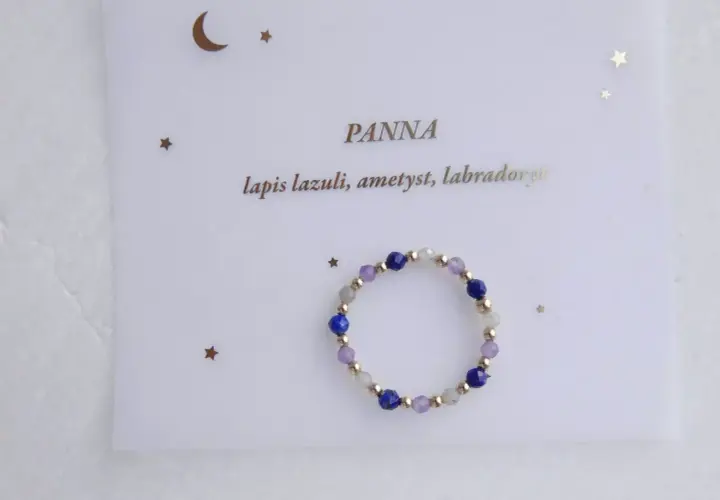 Pierścionek z lapis lazuli, ametystu i labradorytu dla Panny. Kamienie tworzą magiczny krąg, niczym nocne niebo.