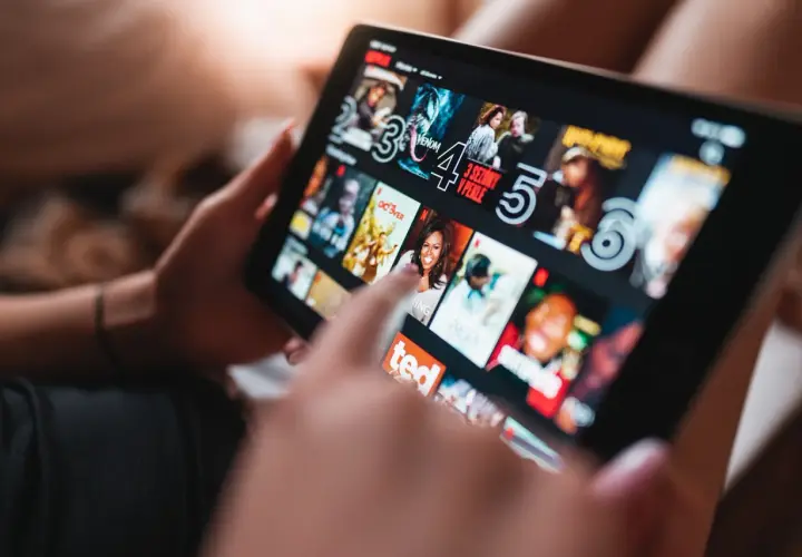 Jak pobrać film z Netflix i uniknąć problemów z dostępnością